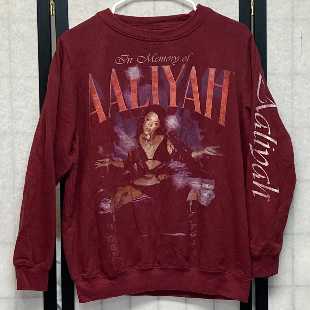 In Memory Aaliyah Maroon M Crew Neck Graphic Fleece Sweatshirt Long Sleeve